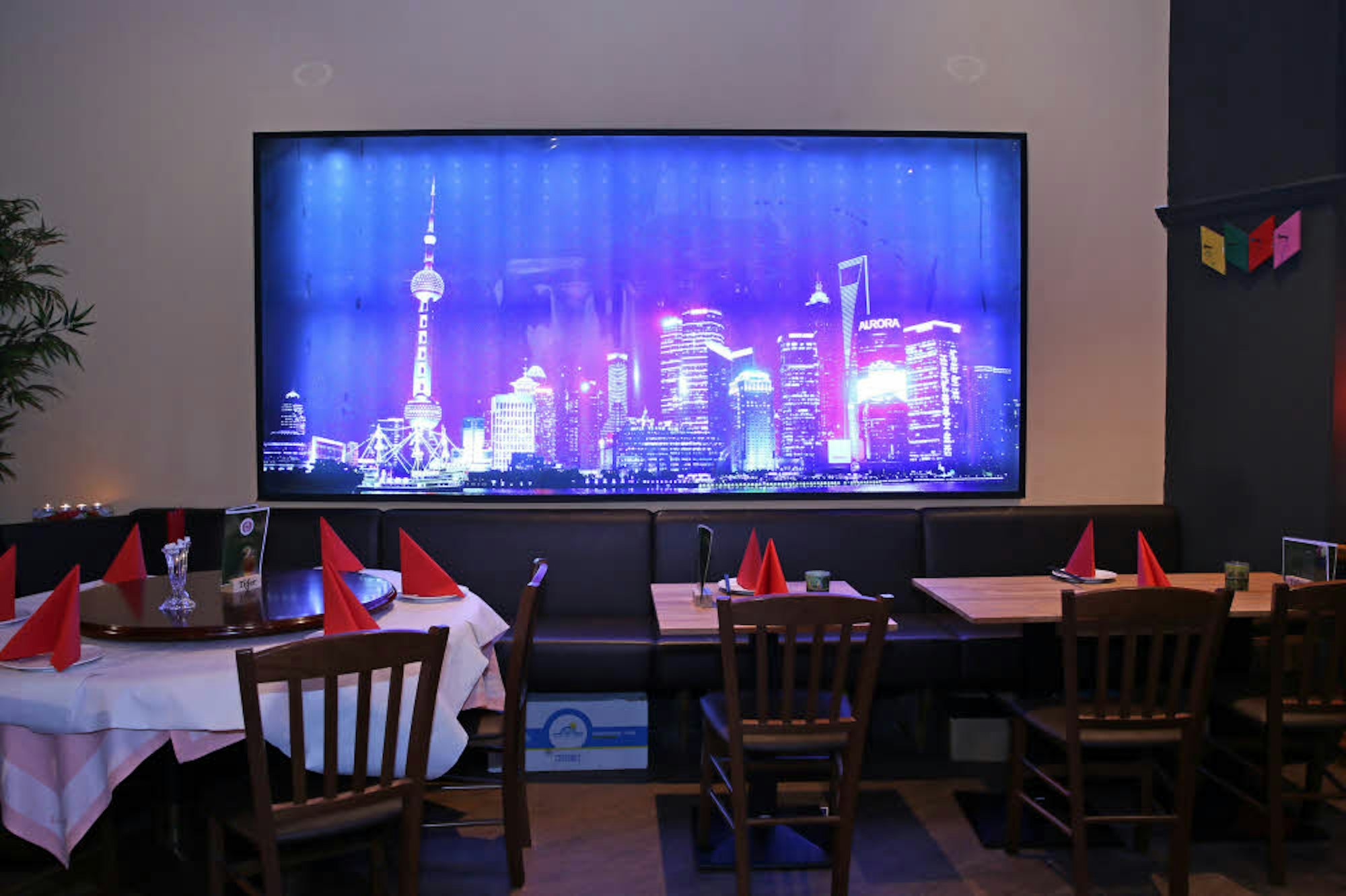 In der Shanghai Küche wird unprätentiös vor der Skyline gegessen.