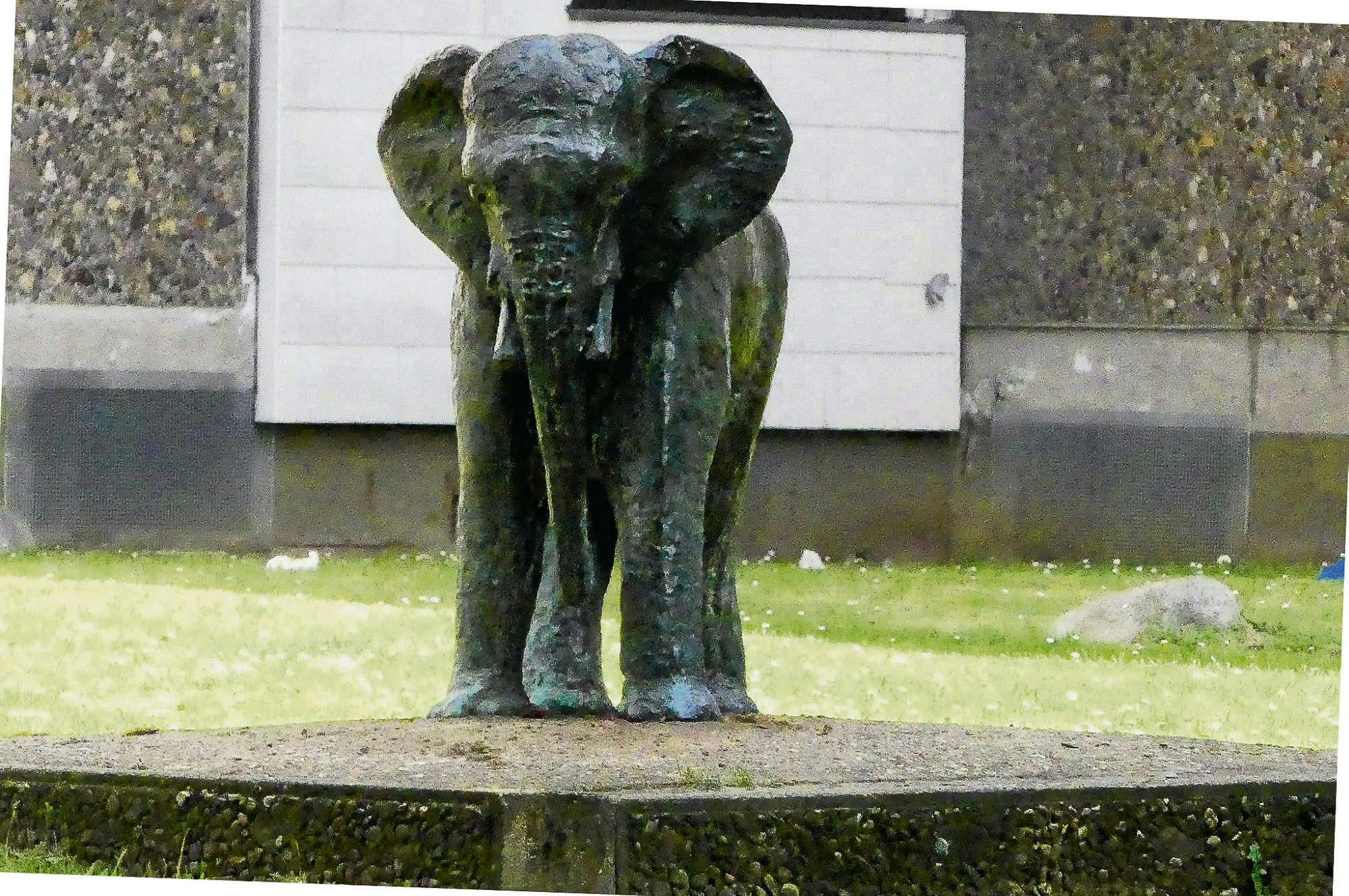 Nach der 1973 aufgestellten Elefantenskulptur sind die Häuser benannt.