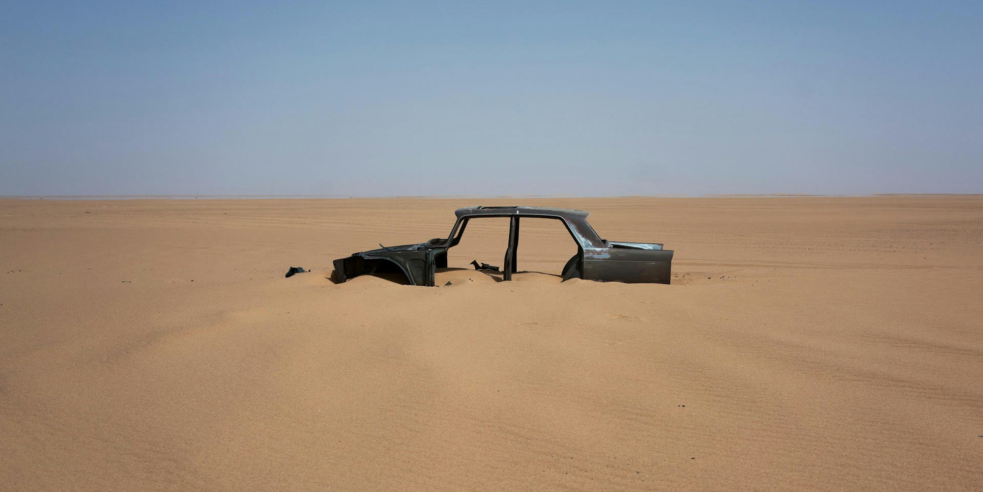 Verlassenes Auto in Sahara 120822
