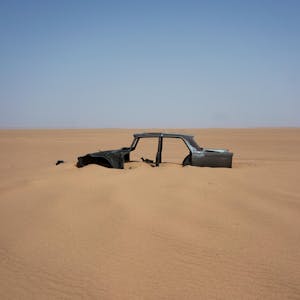 Verlassenes Auto in Sahara 120822