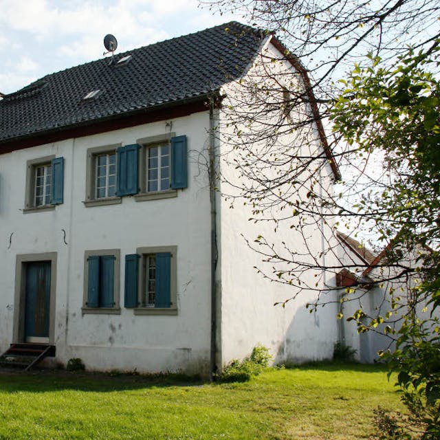 Zuletzt waren Flüchtlinge im 1806 erbauten ehemaligen Pfarrhaus in der Gielsgasse in Kommern untergebracht.