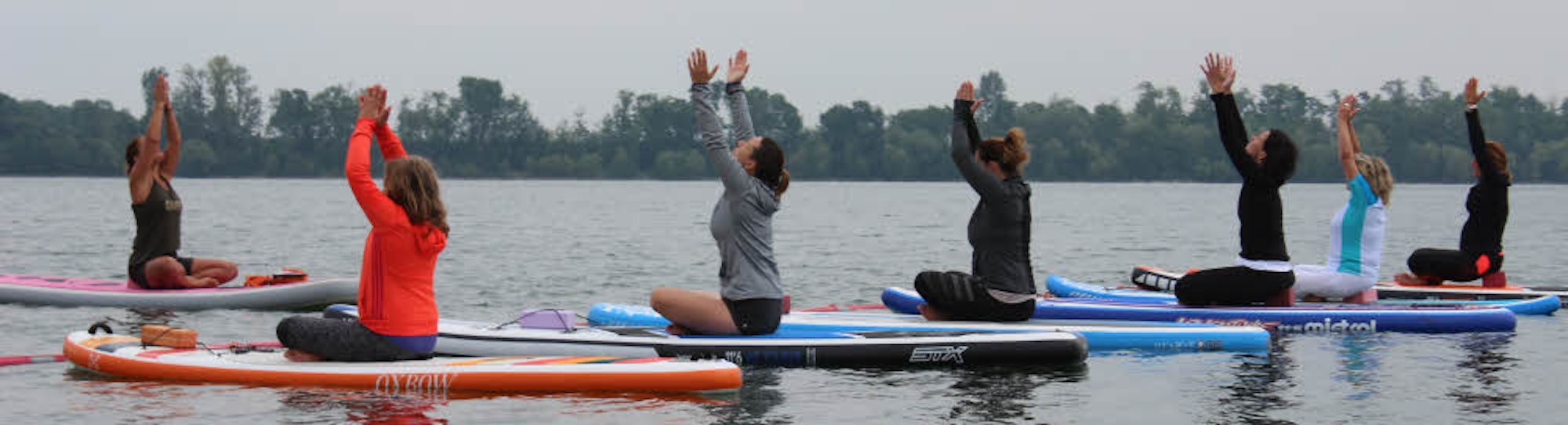 „Es ist noch niemand reingefallen“, sagt Yoga-Lehrerin Sevil-Anne Zeller. Beim SUP-Yoga auf dem Zülpicher See fühlen sich die Teilnehmerinnen wie im Urlaub.