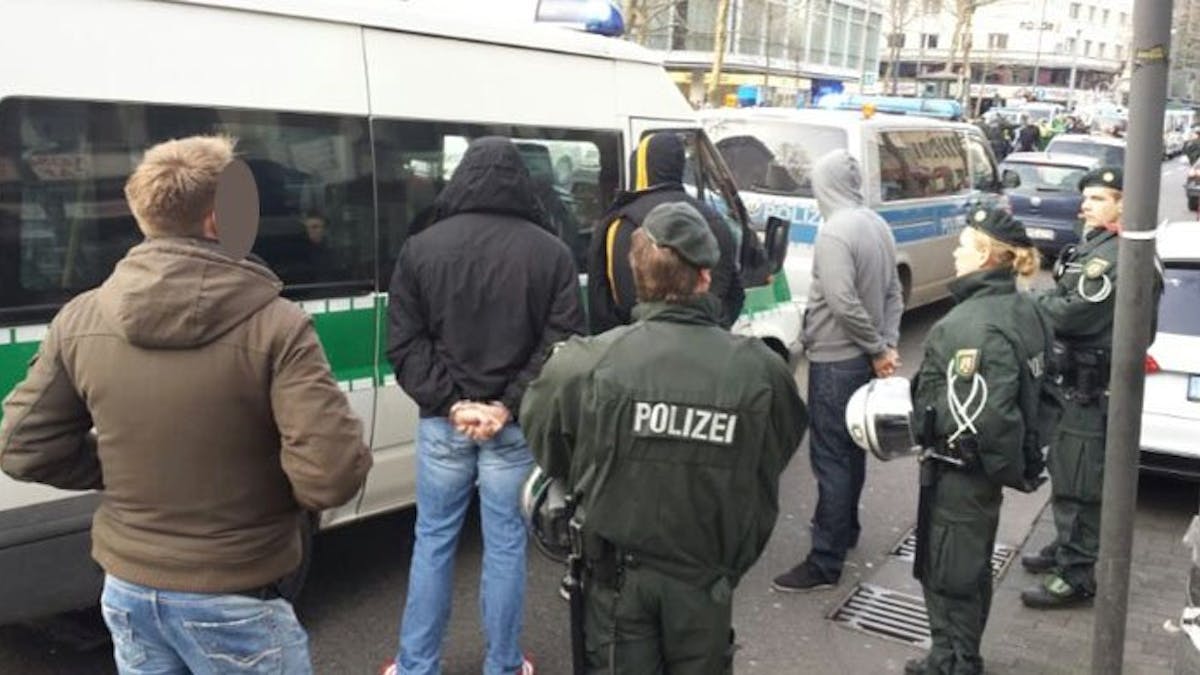 18. Januar 2014 am Rudolfplatz: Drei Männer werden nach den blutigen Krawallen mit Handschellen abgeführt.