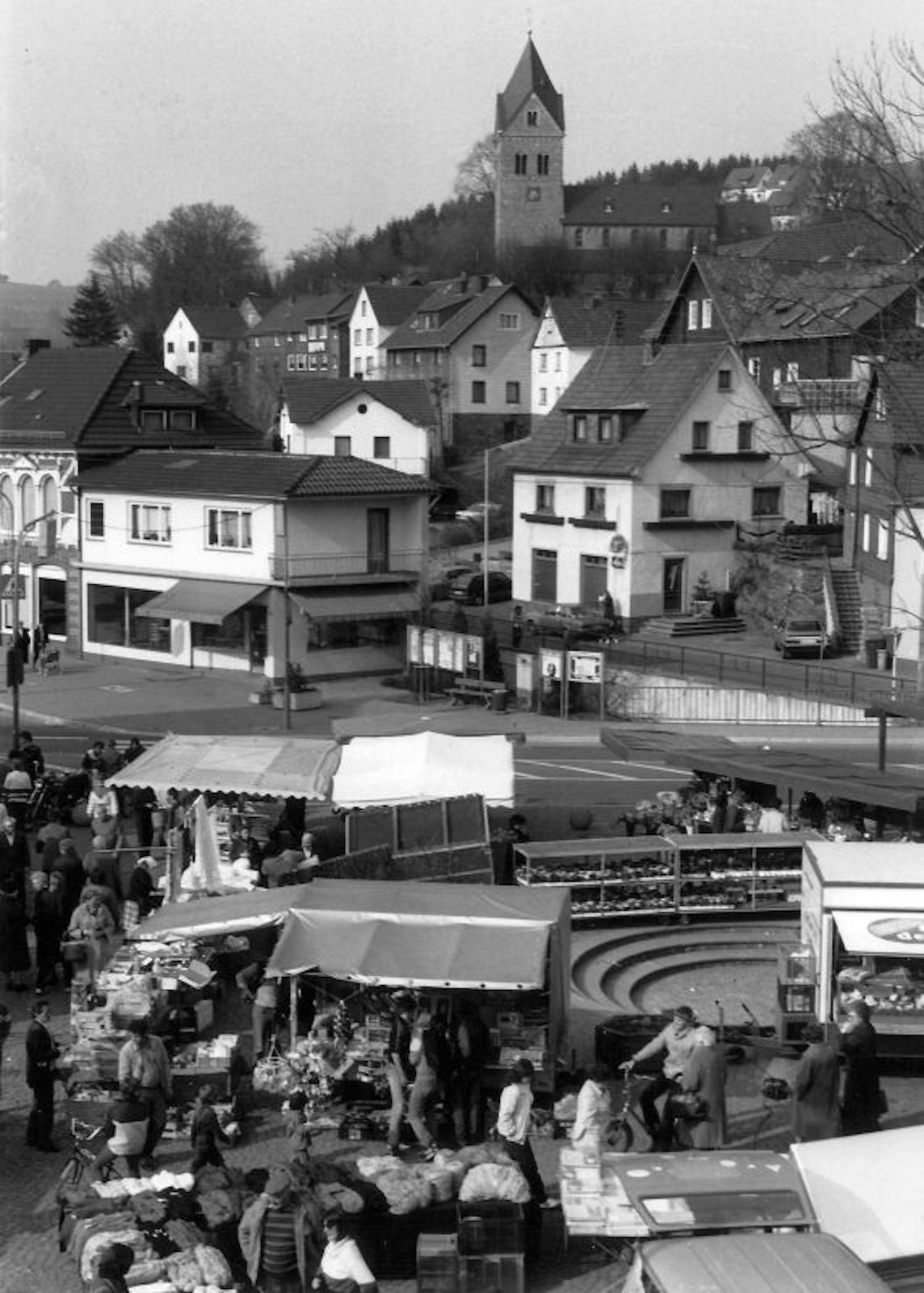 Das Foto von 1983 zeigt den damals gut besuchten Wochenmarkt auf dem Rathausplatz.
