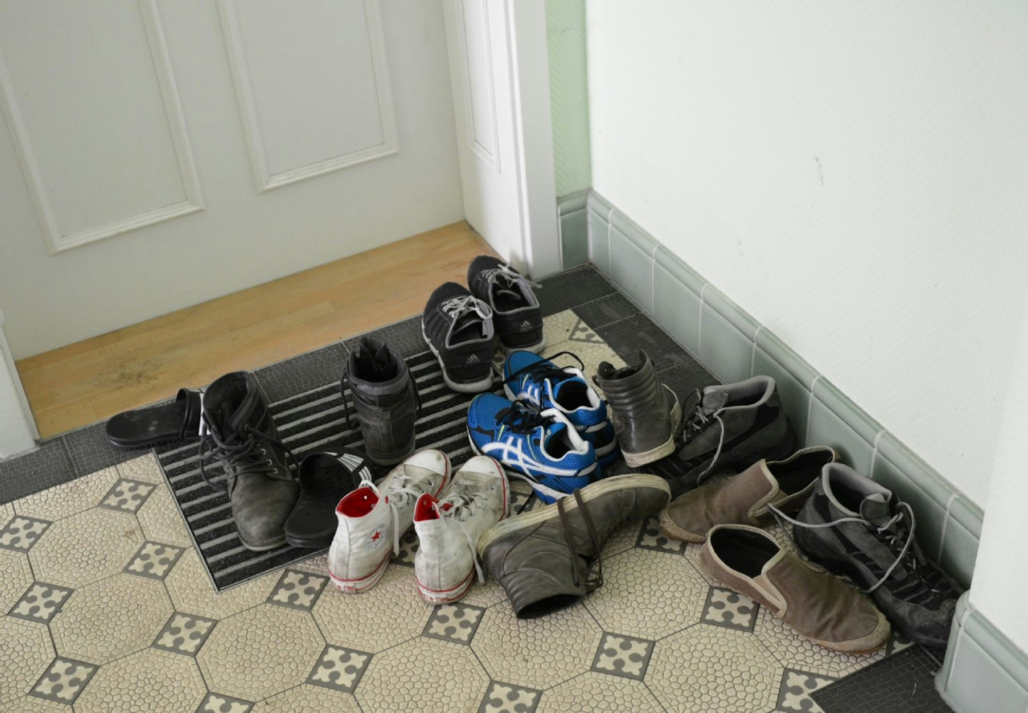 Sie stellen Schuhe ins Treppenhaus, lärmen, müllen und manchmal müffeln sie auch: Nachbarn.