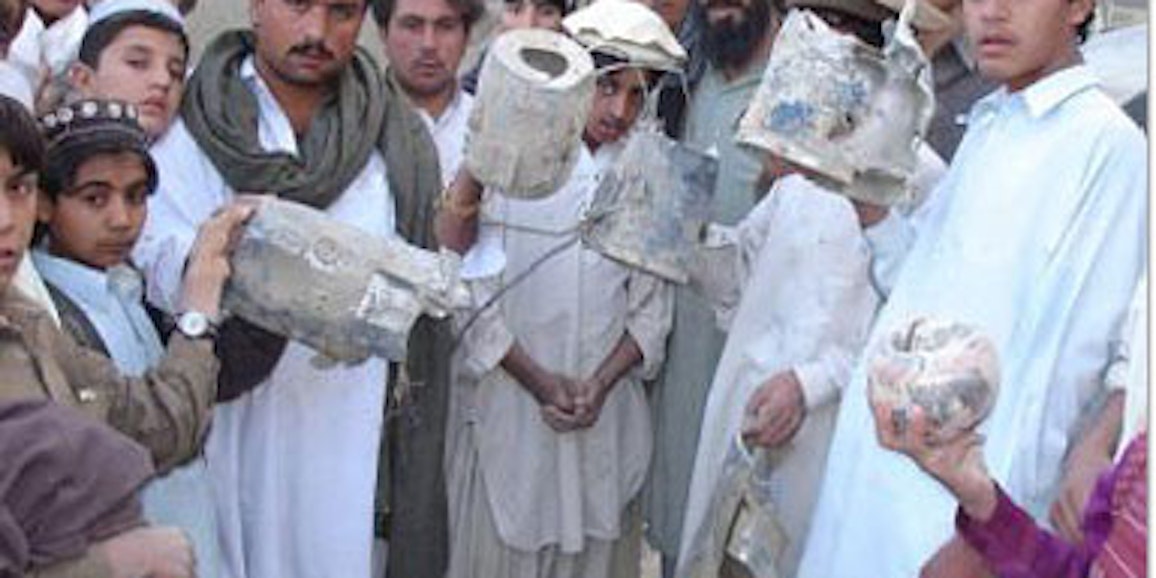 Dorfbewohner zeigen die angeblichen Trümmer einer lasergelenkten Bombe, mit der der Al-Kaida-Führer getötet worden sein soll.