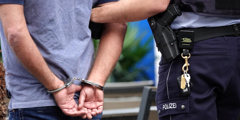 Trickbetrüger werden nach Diebstahl-Versuch von Bonner Polizei festgenommen
