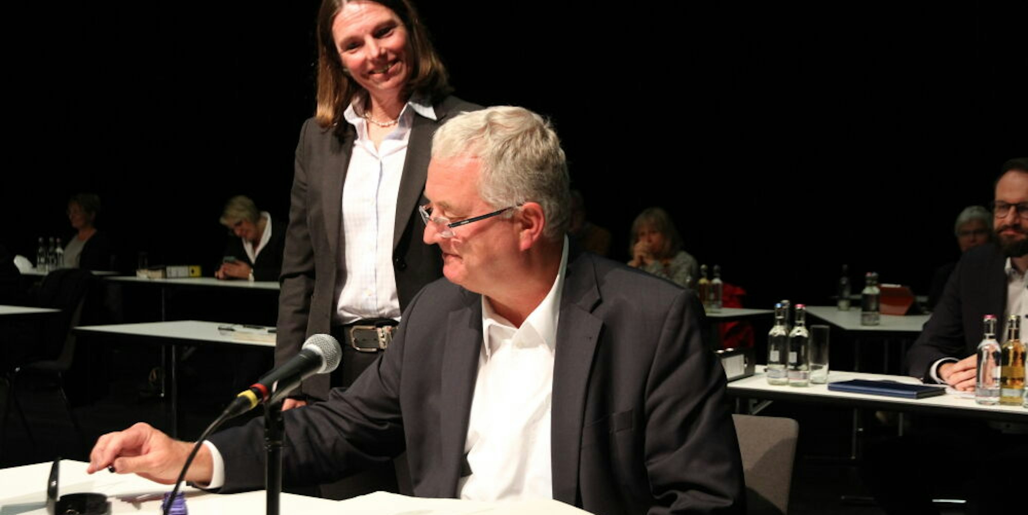 Tanja Gaspers verfolgt, wie sich der scheidende Bürgermeister Klaus-Werner Jablonski ins Goldene Buch der Stadt Troisdorf einträgt.