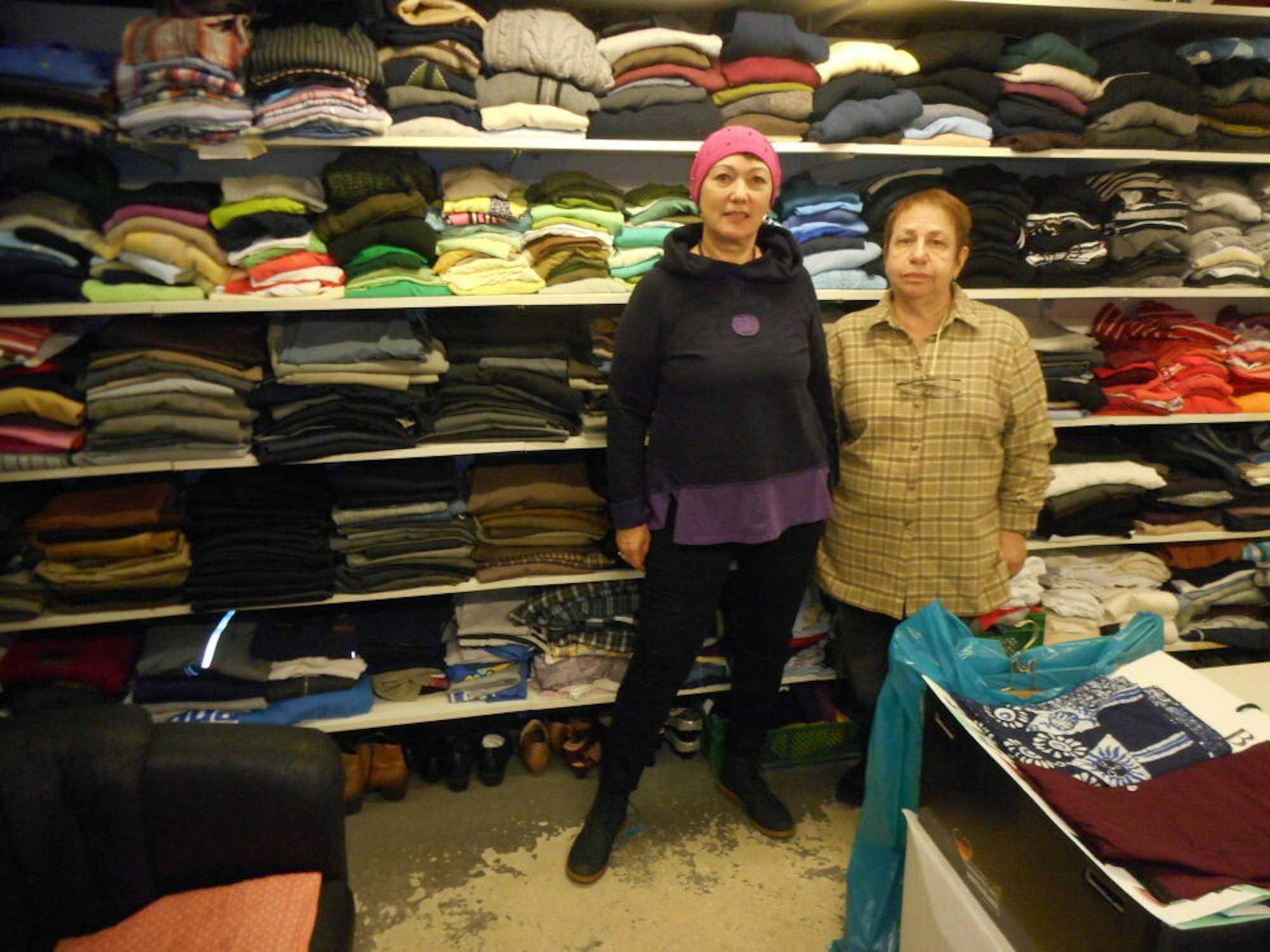 Galina Berova und Irina Scegoleva organisieren die prall gefüllte Kleiderkammer im Elternheim.