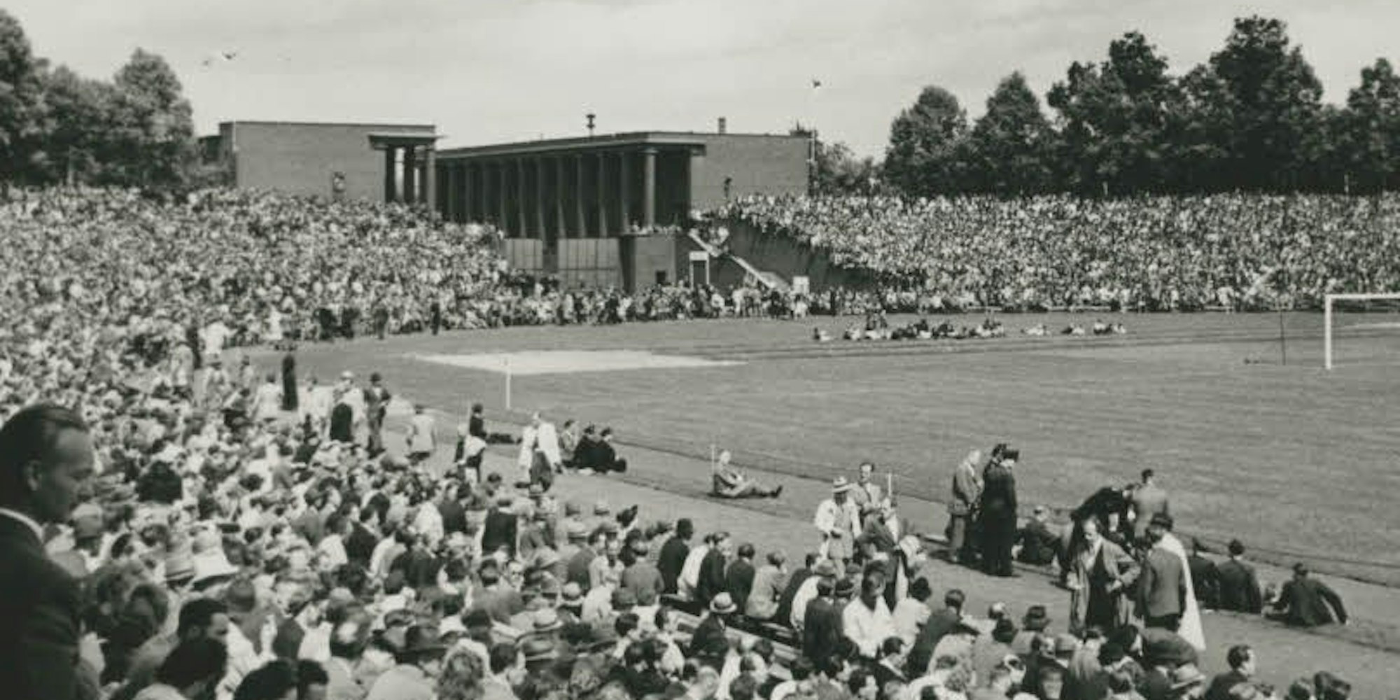 Das erste Finale um die Deutsche Fußballmeisterschaft nach dem Krieg fand 1948 zwischen dem 1. FC Nürnberg und dem 1. FC Kaiserslautern (2:1) in Köln statt.