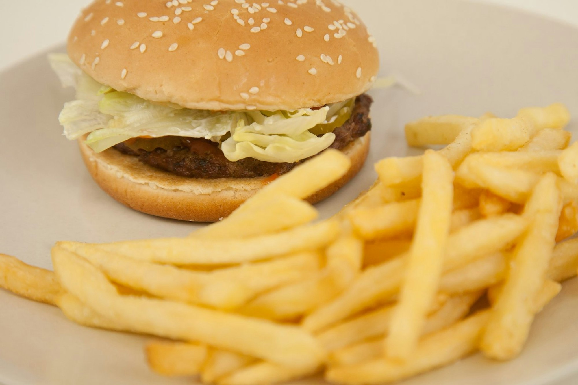 Lecker, aber viel zu fettig: Burger und Fritten