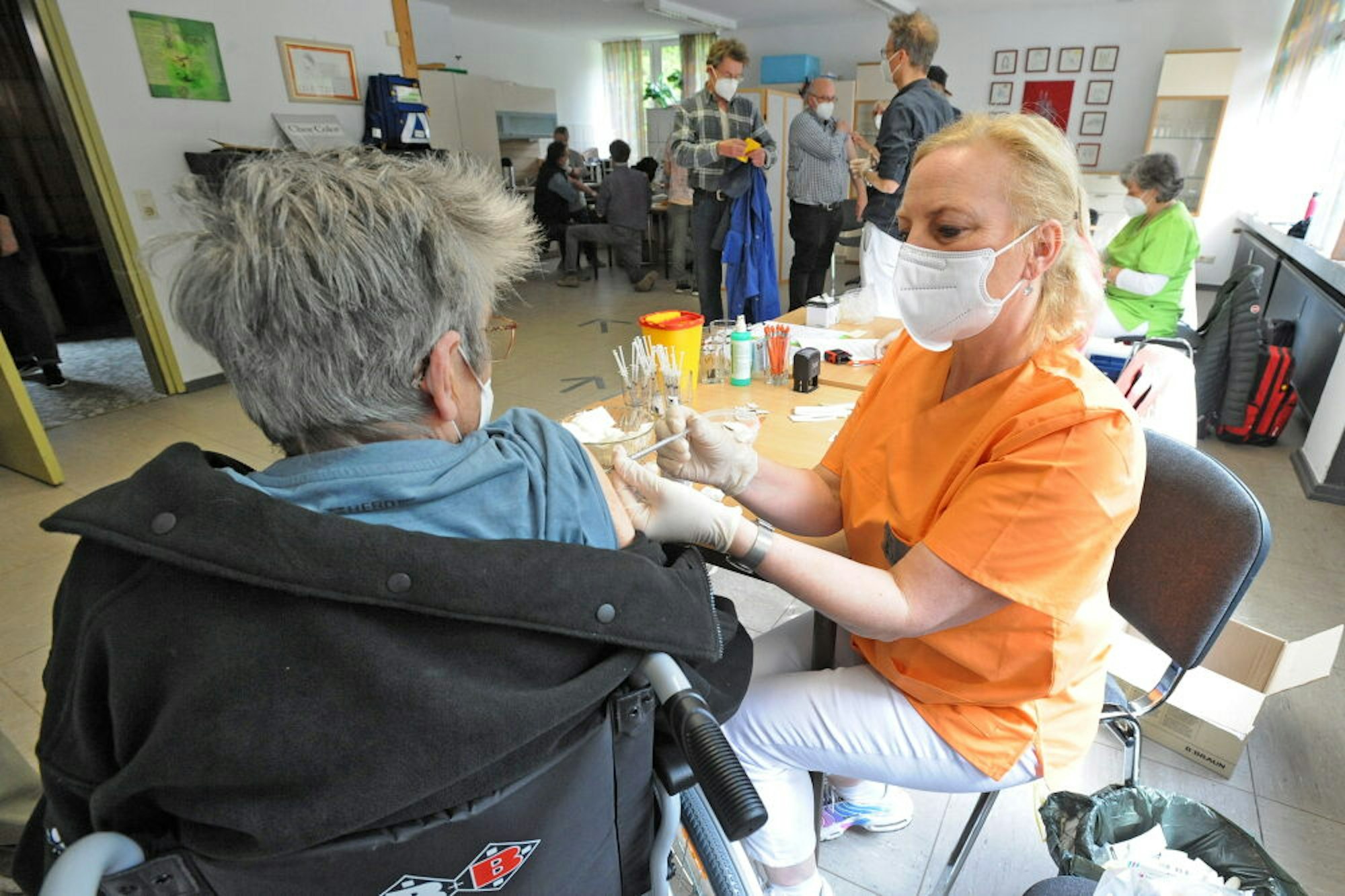 Elfriede Höller wird von Dr. Simone Bodenhausen geimpft. In den Awo-Räumen waren fünf Impfstationen in Betrieb.