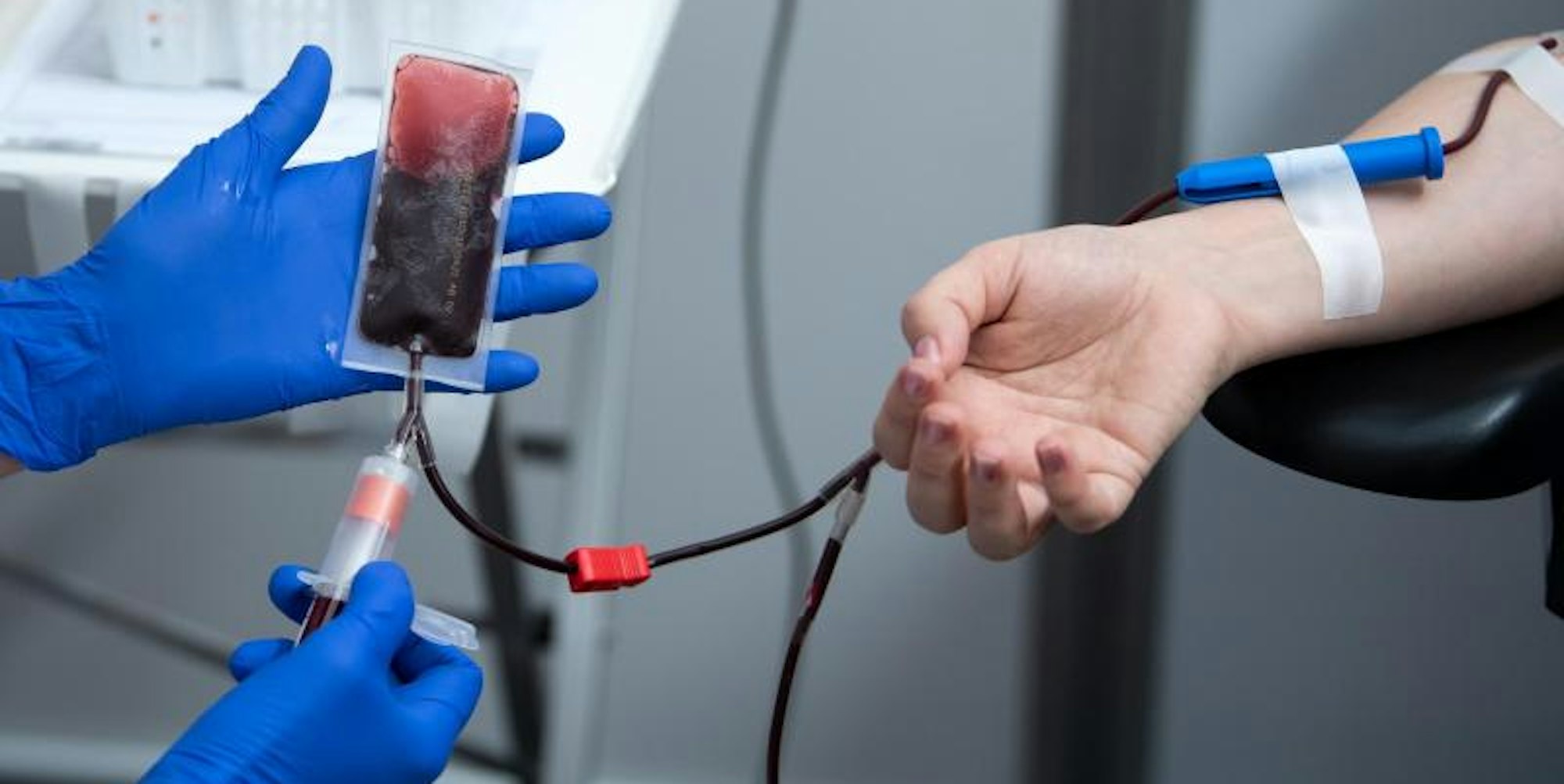 Einer Frau wird bei einer Blutspende eine Blutprobe abgenommen. (Symbolbild)