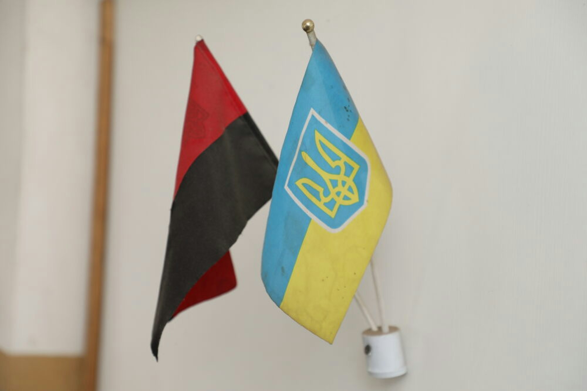 Flaggen des Unabhängigkeitskampfes (l.) und der Ukraine.