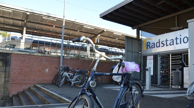 Die bisherige Radstation am Brühler Bahnhof muss einer Rampe weichen.