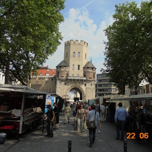 Zahlreiche Besucher fanden zur Eröffnung des neuen Wochenmarktes den Weg zur Severinstorburg.