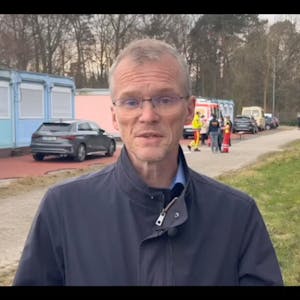 Als „dramatisch“ bezeichnet Gladbachs Bürgermeister Frank Stein (hier in einem städtischen Video vor der Containerunterkunft) die Aufnahmesituation und fordert das Land zum Handeln auf.