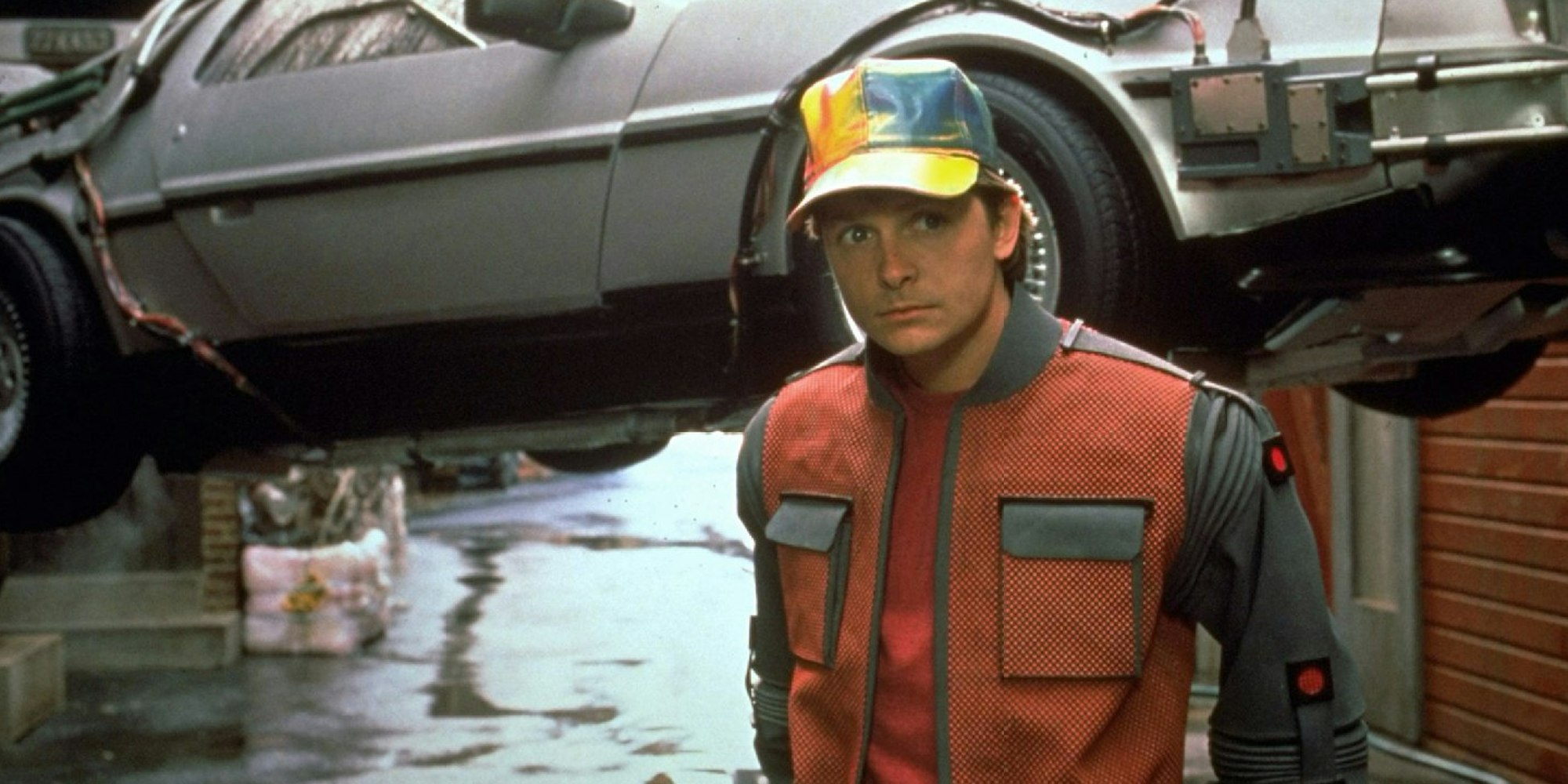 Marty (Michael J. Fox) ist mit dem fliegenden DeLorean ins Jahr 2015 gereist.