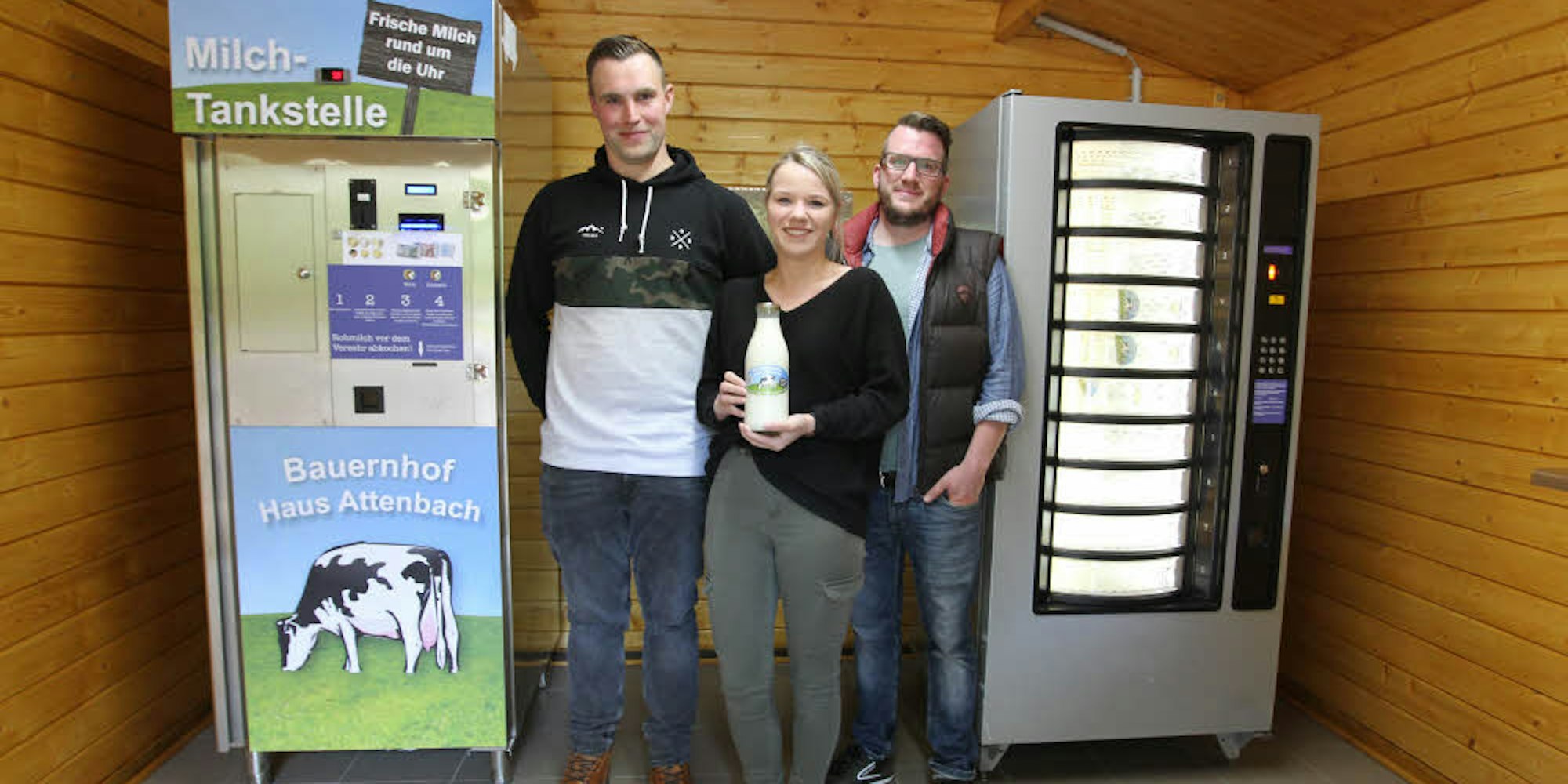 Christian Becker, Lena Alda und Sebastian Jungen (von links) haben die Milch-Tankstelle bei Haus Attenbach in Hennef aufgebaut.
