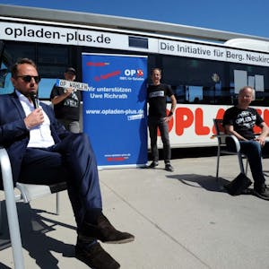 Auf dem Gelände des künftigen Busbahnhofes erläuterten Opladen Plus (Markus Pott, re.) und Oberbürgermeister Uwe Richrath (SPD, links) ihre Zusammenarbeit bei der Bürgermeisterwahl.