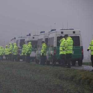 Eine Hundertschaft der Polizei durchkämmte 2012 auf der Suche nach Sandra D. das Gebiet zwischen Eitorf-Bach und Hennef-Süchterscheid.