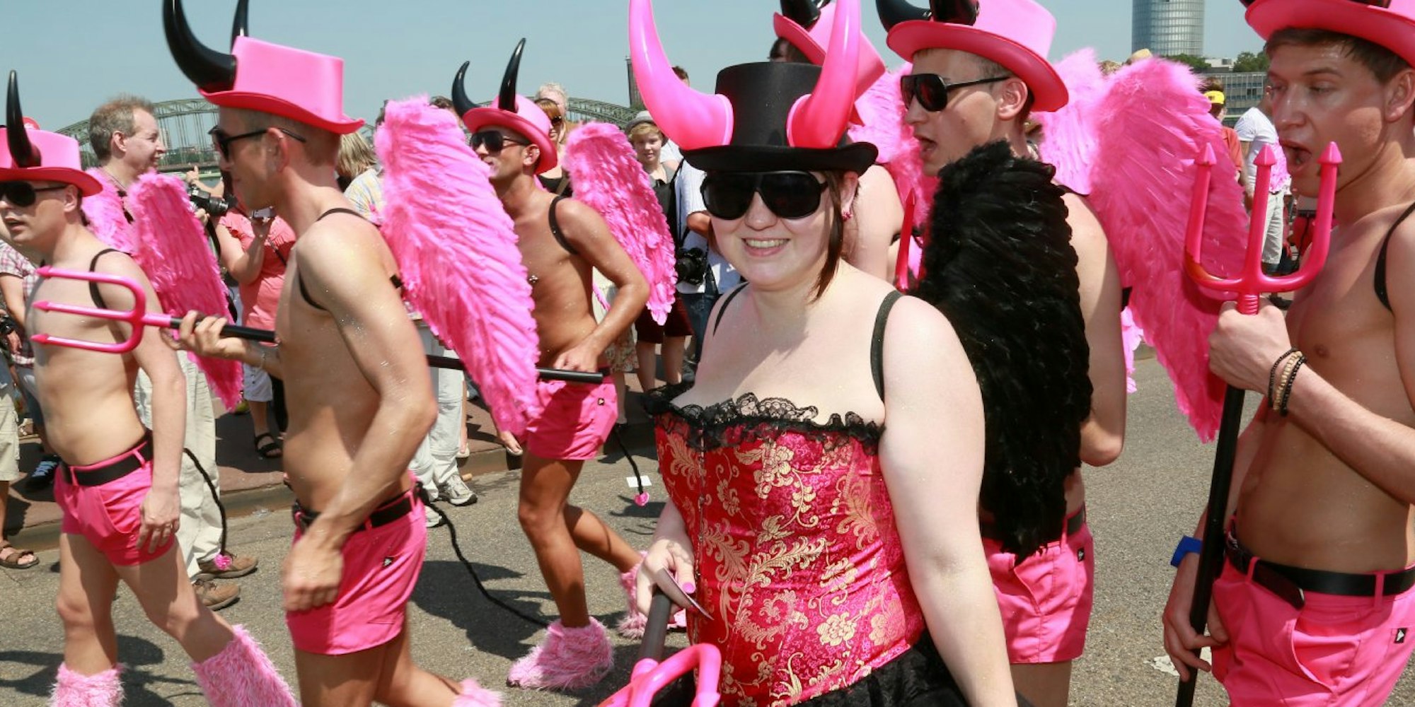 Tausende Teilnehmer in schrillen Outfits und hunderttausende Besucher nahmen an der CSD-Parade im vergangenen Jahr teil.