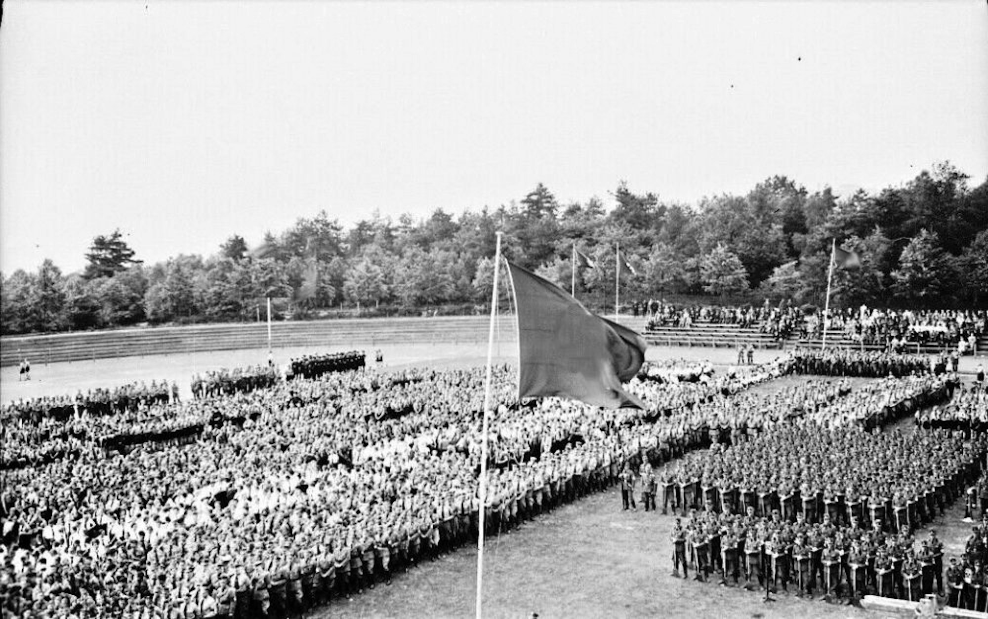 Die Einweihung wurde mit großem Aufmarsch in der heutigen Fritz-Jacobi-Sportanlage mit Gästen aus NSDAP, SA und SS begleitet.