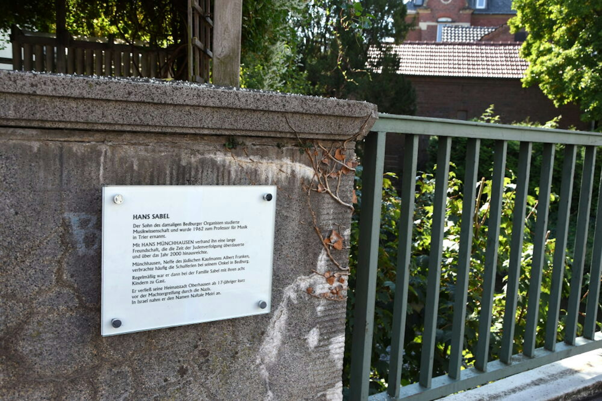 Gedenktafeln am jüdischen Friedhof, an der Nepomuk-Brücke (Bild) und am Rathaus erinnern an die jüdische Geschichte in der Stadt.