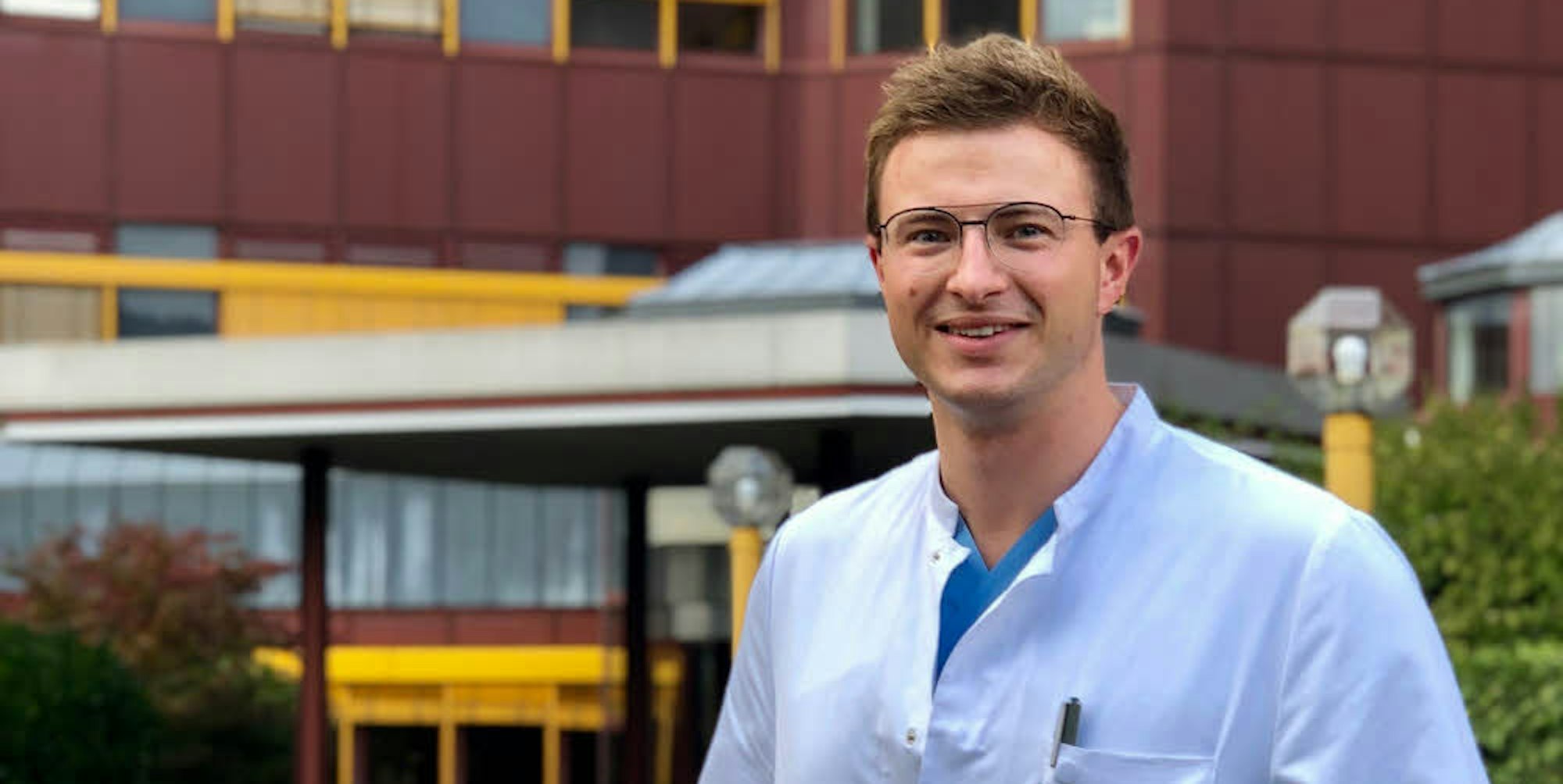Als Assistenzarzt der Inneren Medizin arbeitet Matthias Alex im Gummersbacher Krankenhaus.