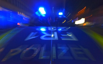 Ein Polizeifahrzeug mit Blaulicht