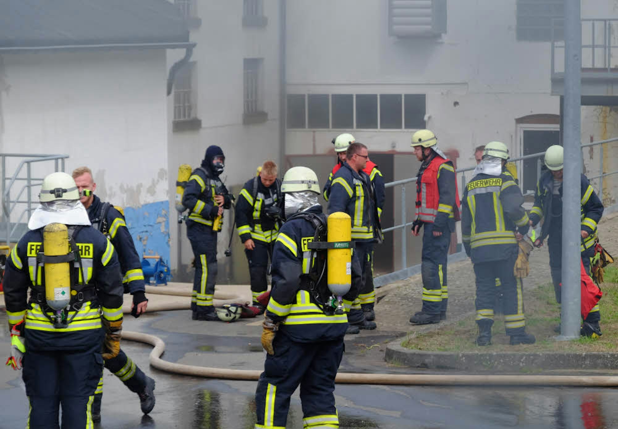 Unter Atemschutz gingen die Einsatzkräfte der Freiwilligen Feuerwehren im Keller gegen die Flammen vor und hatten das brennende Motorrad schnell gelöscht.