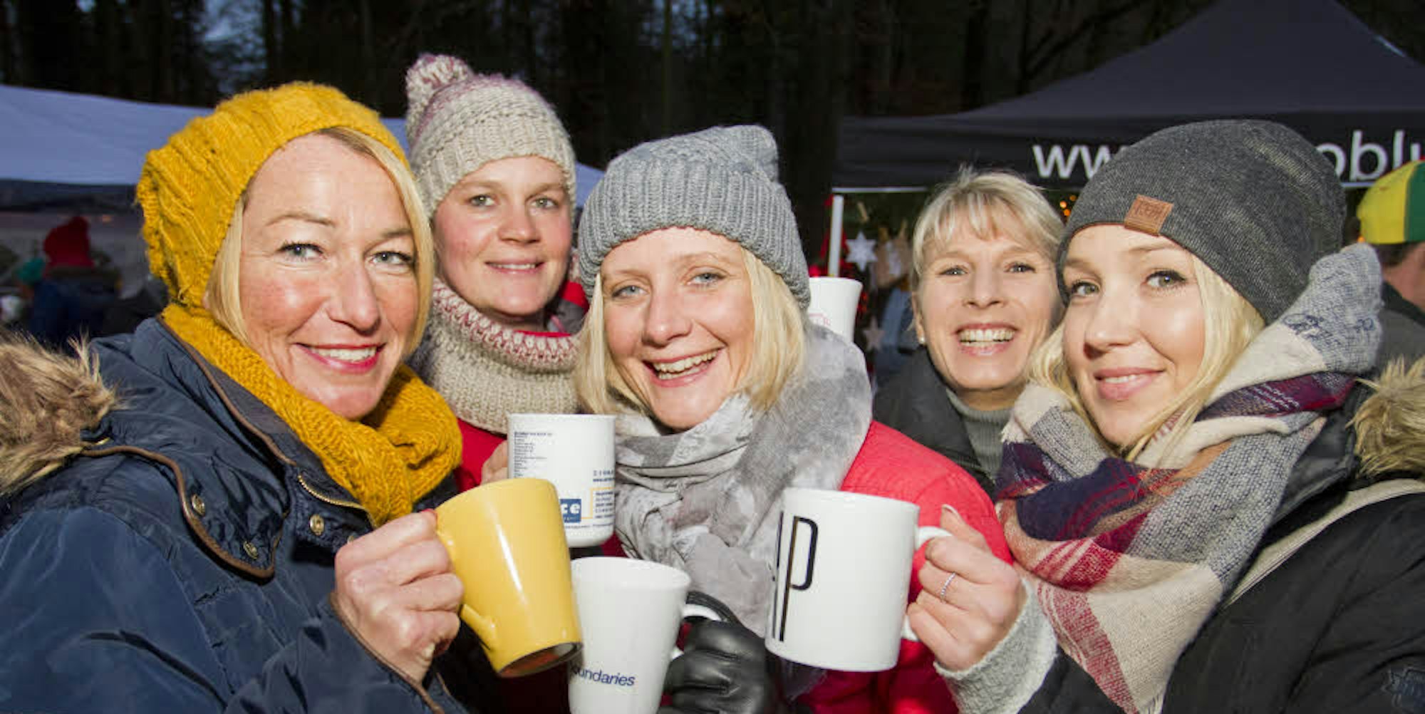 Mit einem heißen Getränk wärmen sich Camilla Graun, Jennifer Löhr, Kirsten Selbach, Andrea Löhr und Gina Casatta (v.l.) beim Wintermarkt des SV Eintracht Hohkeppel auf. Der Basar wird traditionell von der Damenmannschaft des Vereins organisiert.