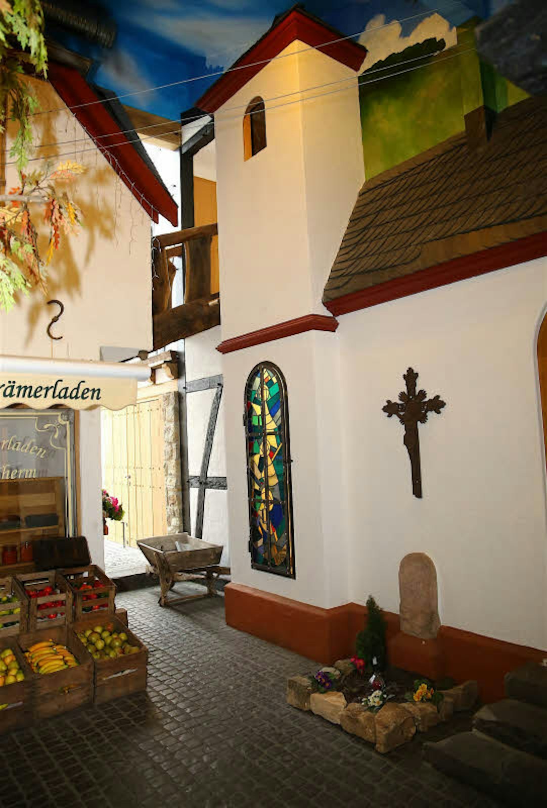 Frisches Obst für die Belegschaft gibt es in dem nachgebauten Krämerladen im Zwischentrakt. Dort findet sich auch die kleine Kirche.