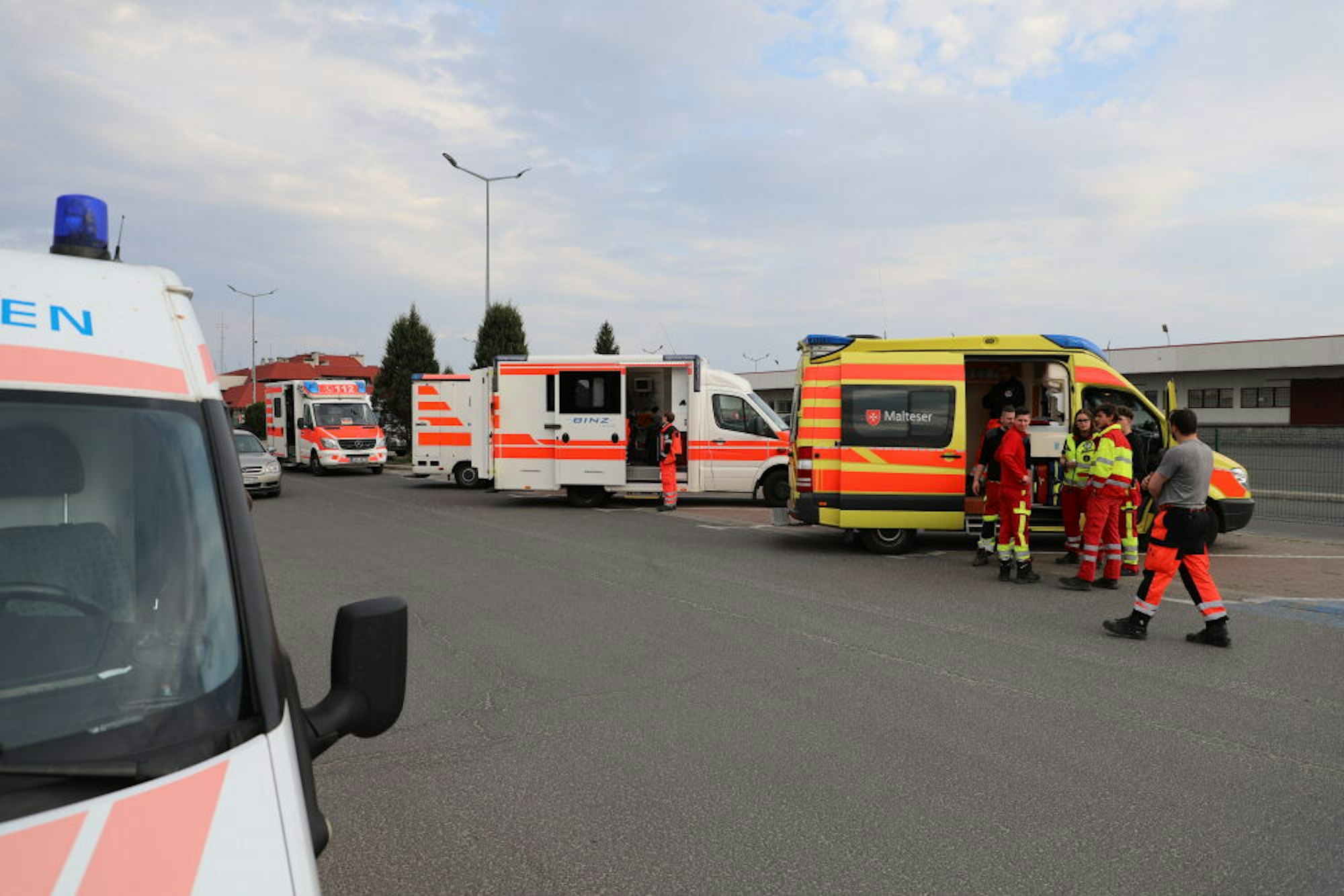 Schwerverletzte hat die Initiative deutscher Rettungssanitäter und wurde dabei noch von einem Luftalarm aufgehalten. Jetzt geht’s zu Kliniken bei Frankfurt/Oder.