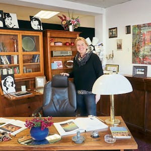 Verschiedene Requisiten aus den von Britt Possardt produzierten Filmen stehen in dem Lager ihrer Firma zum Verkauf, etwa der Schreibtisch und die Rezeption aus „Hotel Heidelberg“.