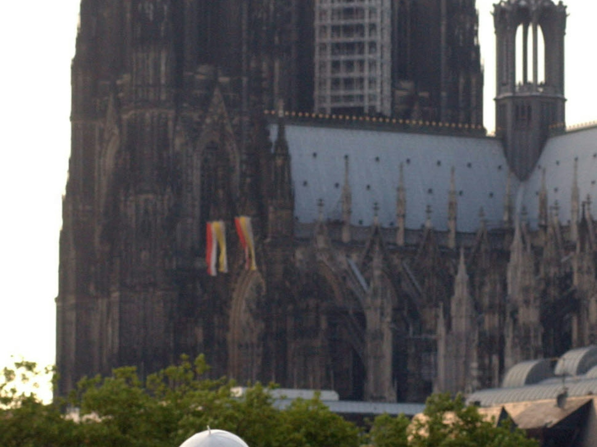 Papst Benedikt XVI. besucht im Sommer 2005 den Weltjugendtag in Köln.
