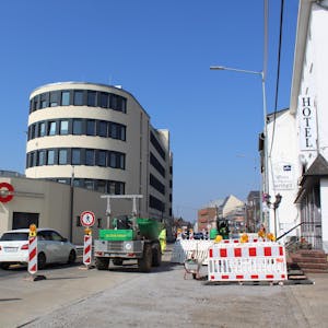 Die Bauarbeiten rund um den Bahnhof und das Intro laufen: Zurzeit wird der Gehweg an der Kölner Straße erneuert.