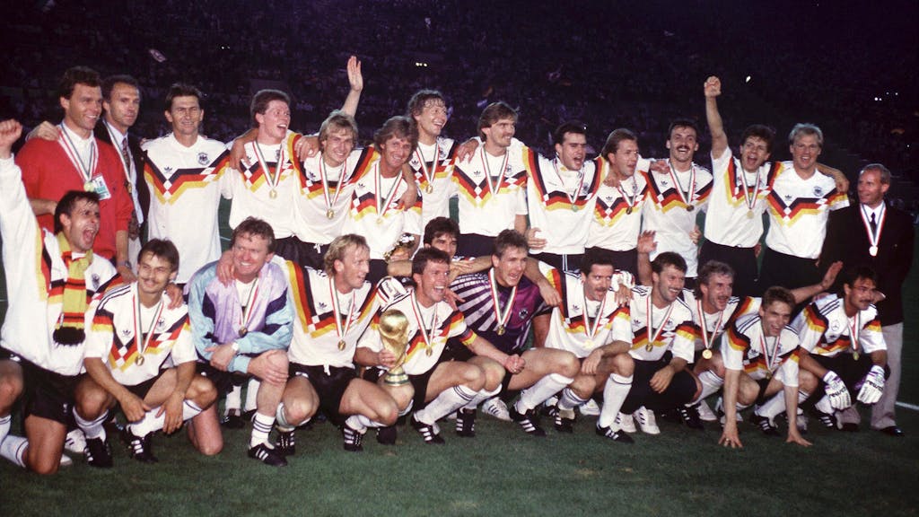 Die deutsche Nationalmannschaft jubelt nach dem Finalsieg bei der WM 1990