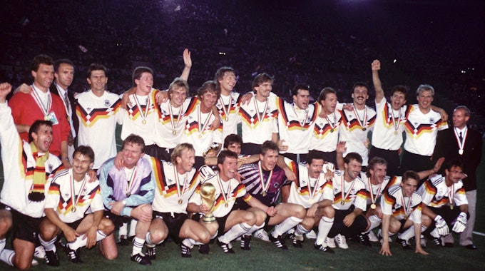 Die deutsche Nationalmannschaft jubelt nach dem Finalsieg bei der WM 1990