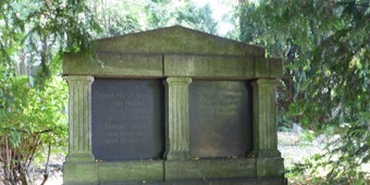 Auf dem Grabstein der Familie Straus auf dem jüdischen Friedhof in Köln-Bocklemünd fehlt der Name von Luise Straus. Sie kam in Auschwitz zu Tode.