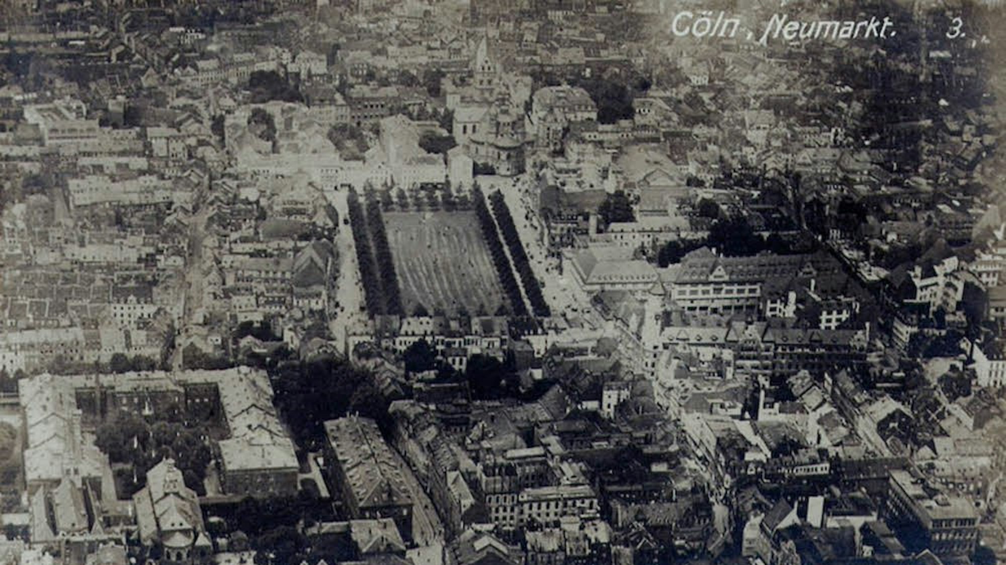 Eine Luftaufnahme aus dem Jahr 1900. Links ist das Bürgerhospital mit St.Cäcilien zu sehen, im Zentrum der Neumarkt und schräg darüber, am oberen Bildrand, die Kirche St. Aposteln.
