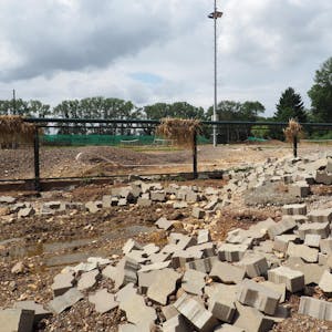 Das Hochwasser hat die Anlage und das Vereinsheim des Vereins Tennissport Erftstadt zerstört.