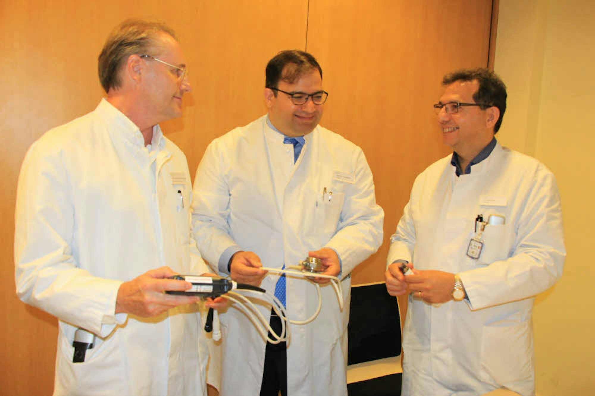 Die Funktion des künstlichen Herzens erklären Professor Farhard Bakhtiary (Mitte), Dr. Peter Noetges (links) und Dr. Sami Sirat.