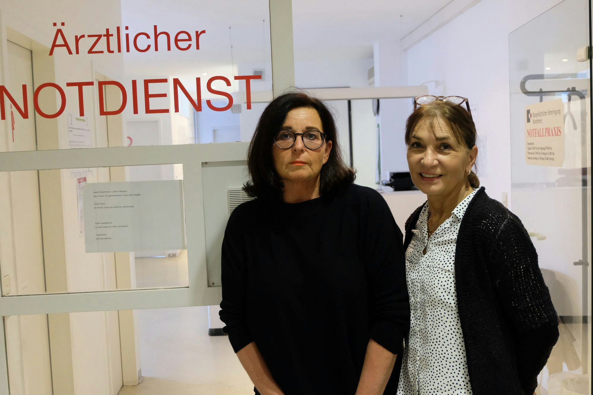 Claudia Dambowy (r.) und Beata Lachowski vor der notdienstlichen Hausarztpraxis an der Bunzlauer Straße in Weiden
