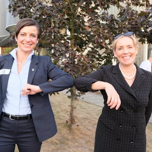 Vor der Stichwahl zur Bürgermeisterin gingen Carolin Weitzel (l.) und Dezernentin Monika Hallstein freundlich miteinander um.