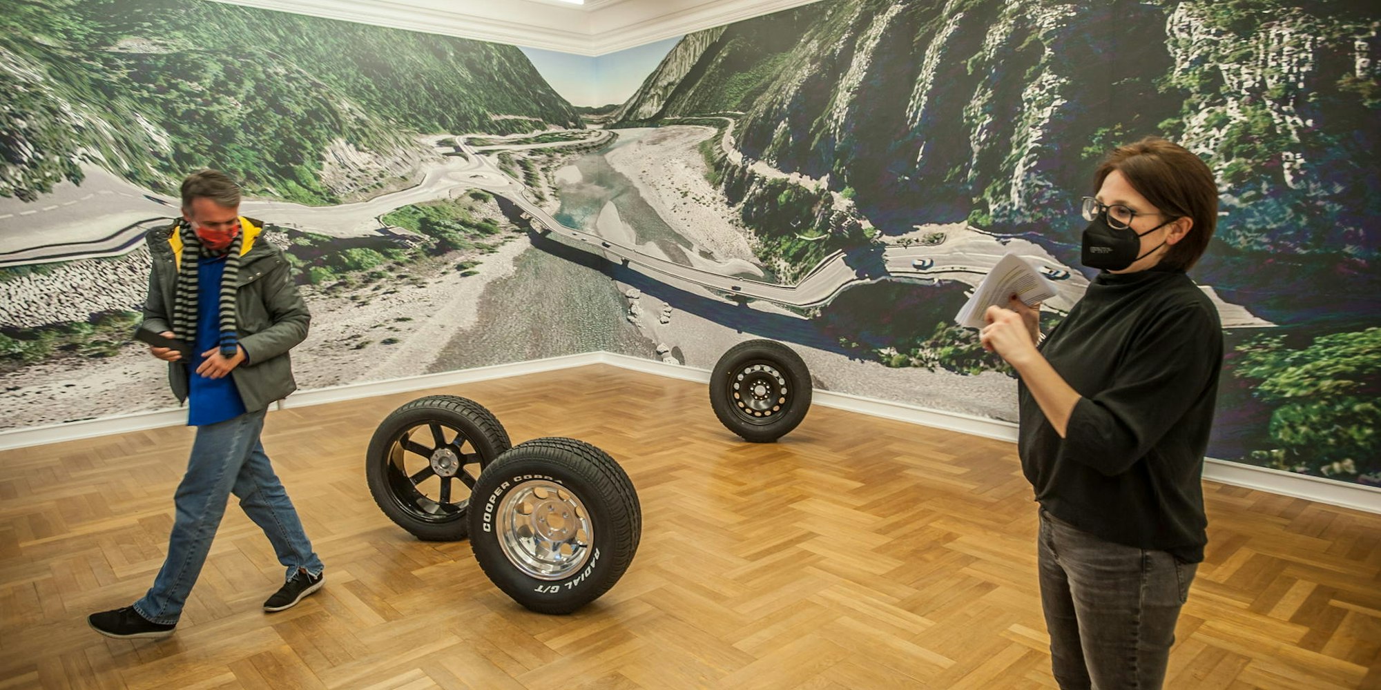 Ob Riesenstelze oder Datenautobahn: In der neuen Ausstellung im Museum Morsbroich dreht sich alles um Verkehr – und ist aktueller denn je.