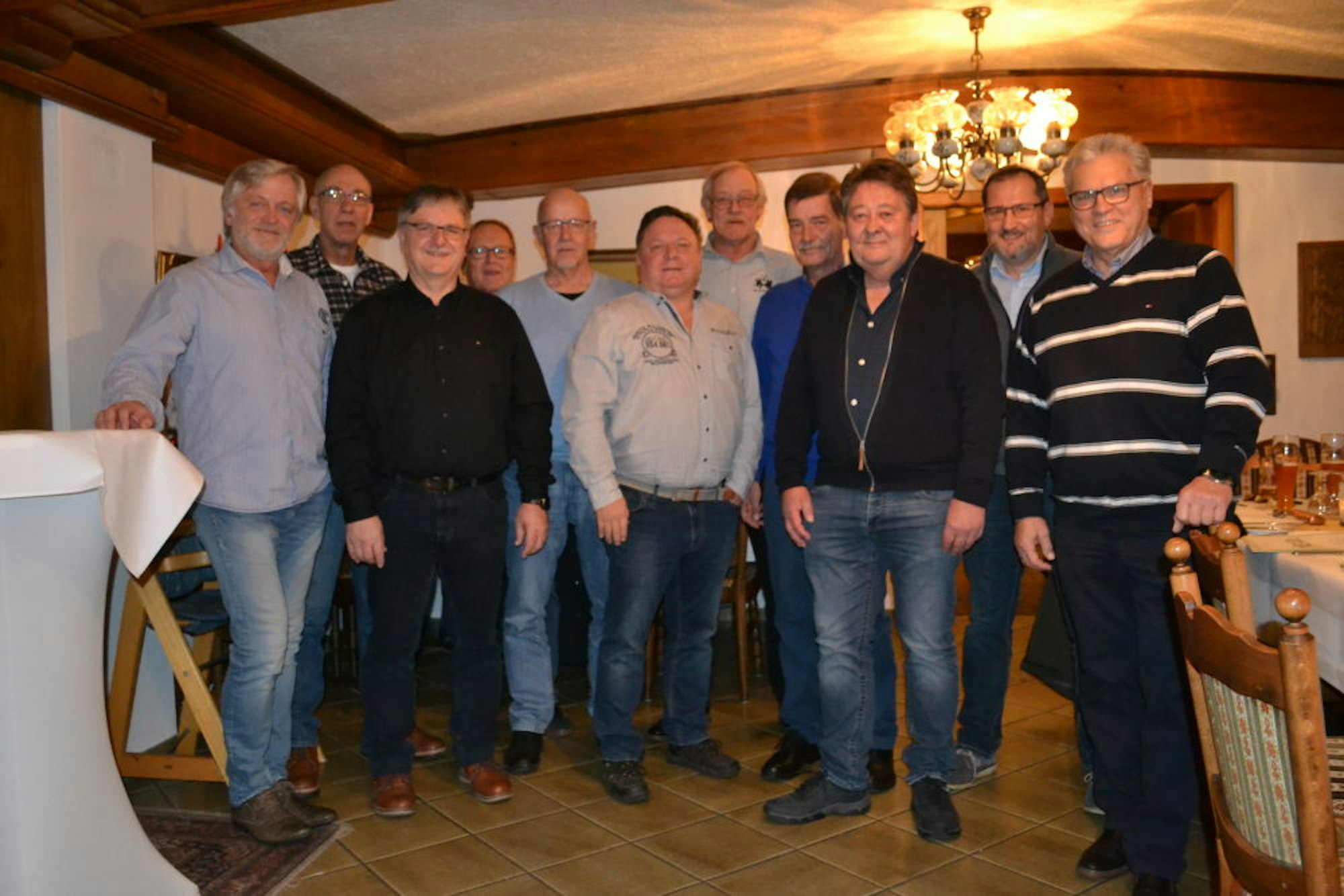 Elf Mitglieder der Wasserwerfer-Einheit kamen nach 20 Jahren zu einem erneuten Treffen zusammen.