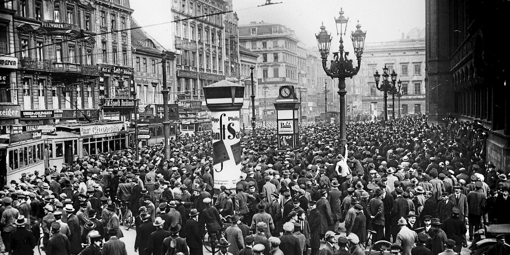 Der Alexanderplatz während einer Demonstration im Jahr 1923.