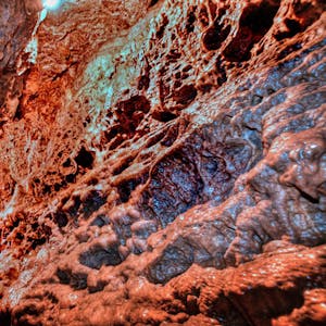 Der große Saal der Wiehler Tropfsteinhöhle. Oft müssen die Besucher den Kopf einziehen, nur selten den Bauch. Der niedrigste Durchgang misst 1,55 Meter.