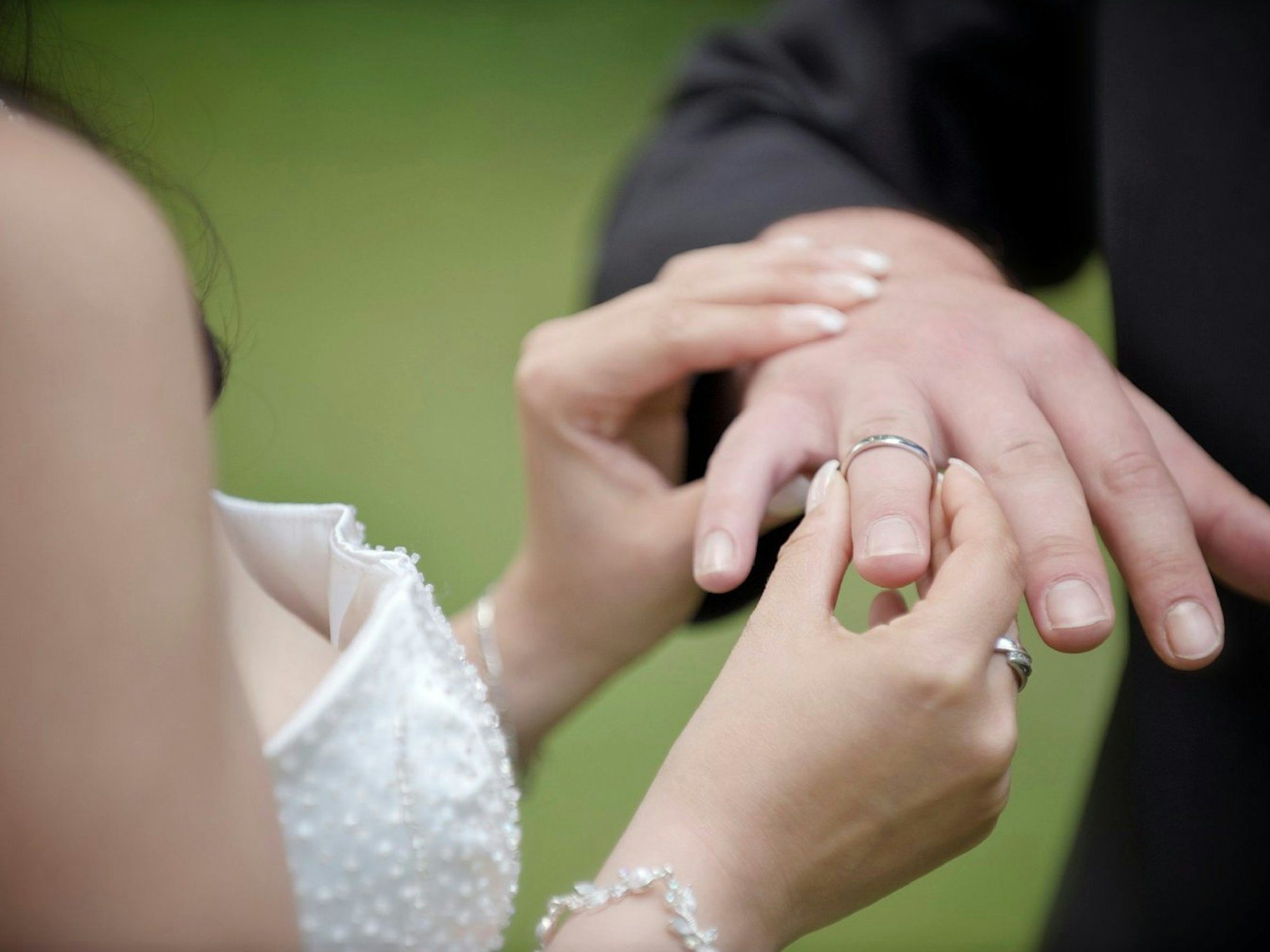 Vom Ehering bis zum Hochzeitsessen: Heiraten kostet viel Geld. Manche Ausgaben sind unverzichtbar - am leichtesten sparen Paare, wenn sie die Gästeliste kurz halten.